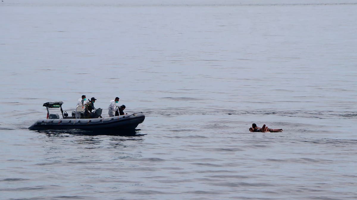 بعد 3 أيام من غرق قارب بإندونيسيا.. العثور على 10 ناجين