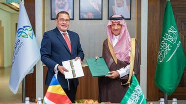 Saudi Arabia's Minister of Tourism, Ahmed al-Khateeb (right), and his counterpart, Sylvestre Radegonde (left), sign MoU. (SPA) 