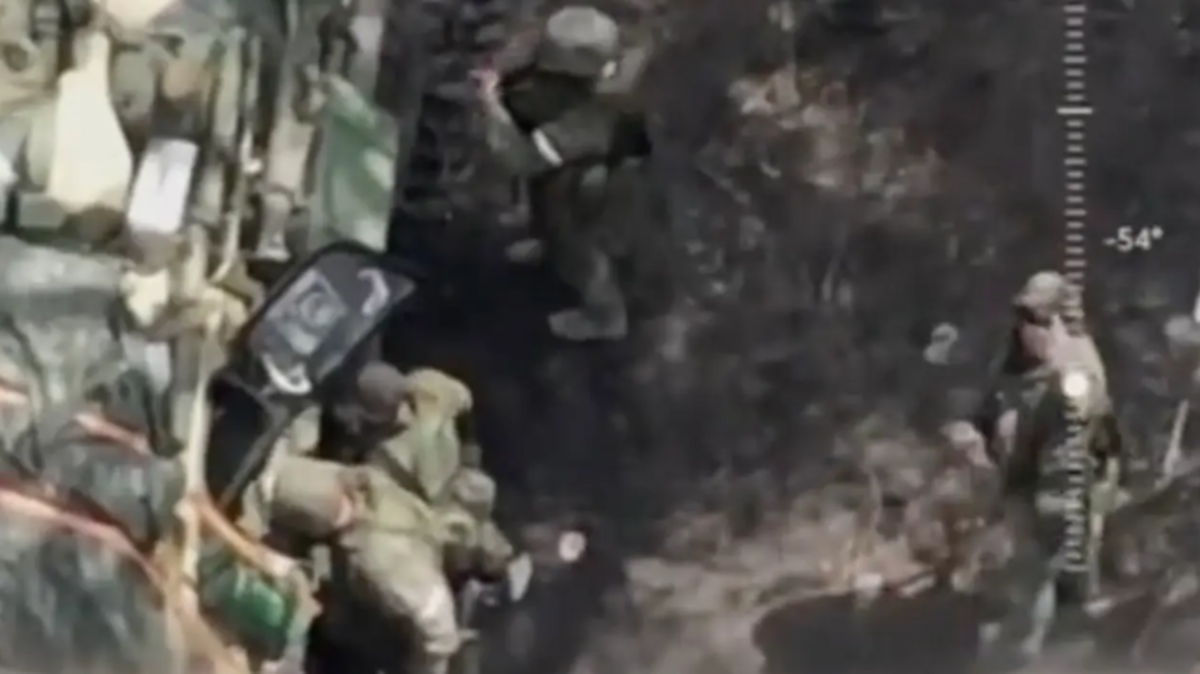 فيديو..جندي روسي يحيّي درون أوكرانية قبيل قصفها مدرّعته
