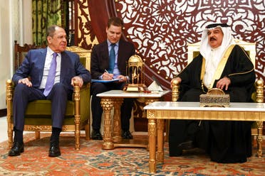 لافروف خلال لقائه ملك البحرين في المنامة (أسوشييتد برس)