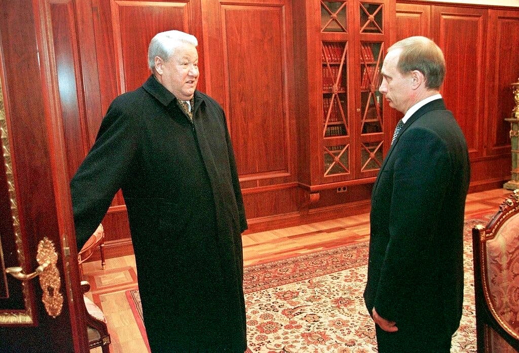 بوتين ويلتسين في عام 1999 (أ ب)