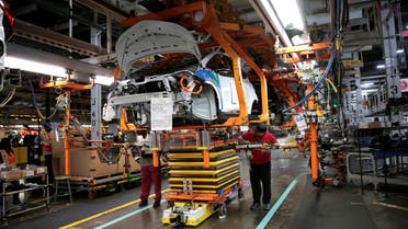 General Motors assembly workers connect a battery pack underneath a partially assembled 2018 Chevrolet Bolt EV vehicle on the assembly line at Orion Assembly in Lake Orion, Michigan, U.S., March 19, 2018. (File photo: Reuters)