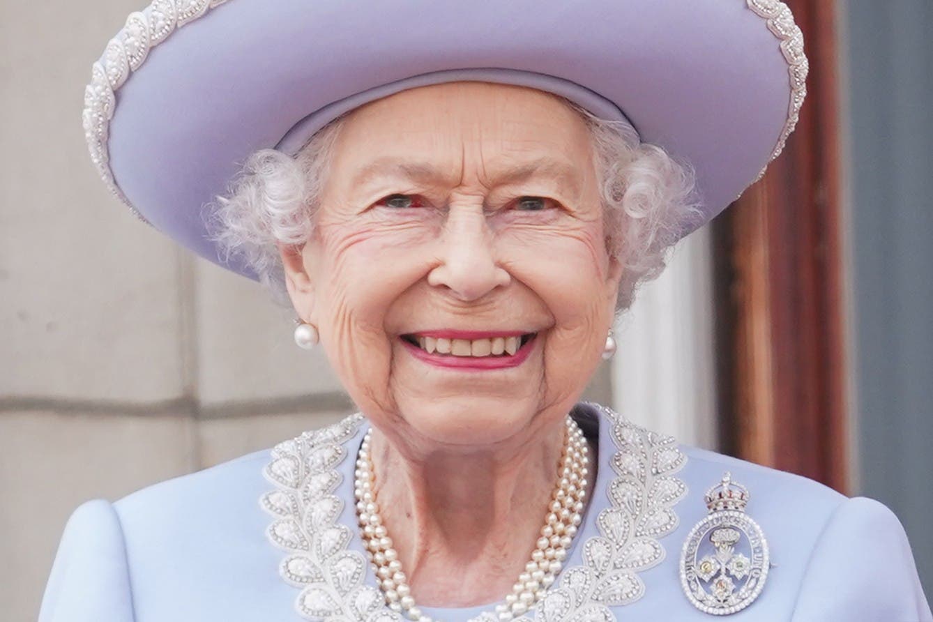 الملكة إليزابيث تطل من شرفة قصر باكنغهام بأول يوم من الاحتفالات 