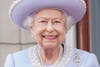 الملكة إليزابيث تطل من شرفة قصر باكنغهام بأول يوم من الاحتفالات 