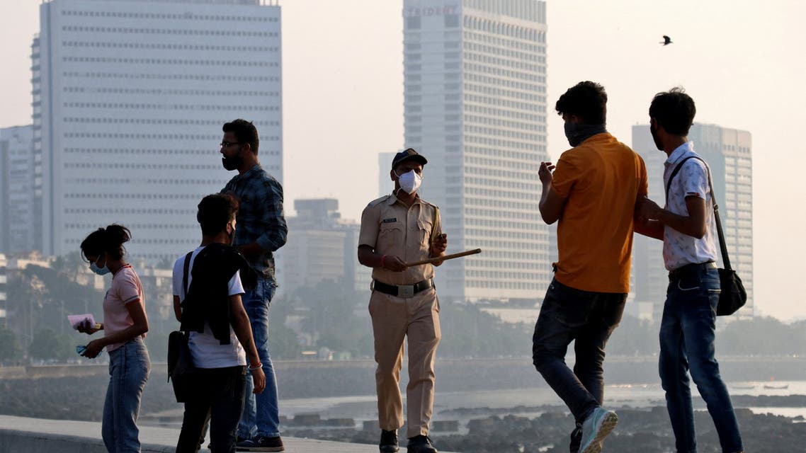 A policeman asks people to leave the promenade at Marine drive, during restrictions to limit public gatherings amidst the spread of the coronavirus disease (COVID-19), in Mumbai, India, January 3, 2022. (File photo: Reuters)