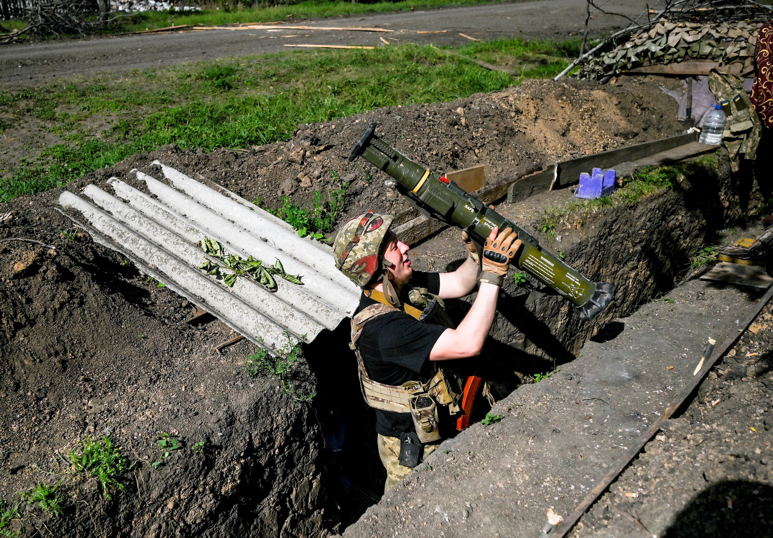 جندي أوكراني يعزز مواقع الجيش في دونيتسك