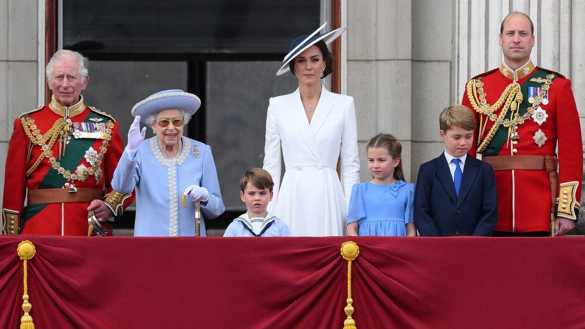 لماذا تمّ اختيار الأزرق والأبيض لونين لليوبيل الملكي؟