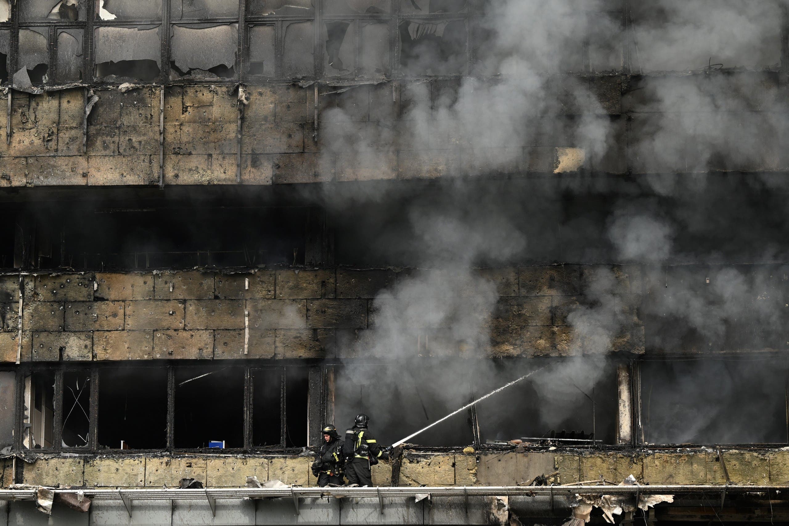 فرق الإطفاء تحاول إخماد النيران في المبنى في موسكو