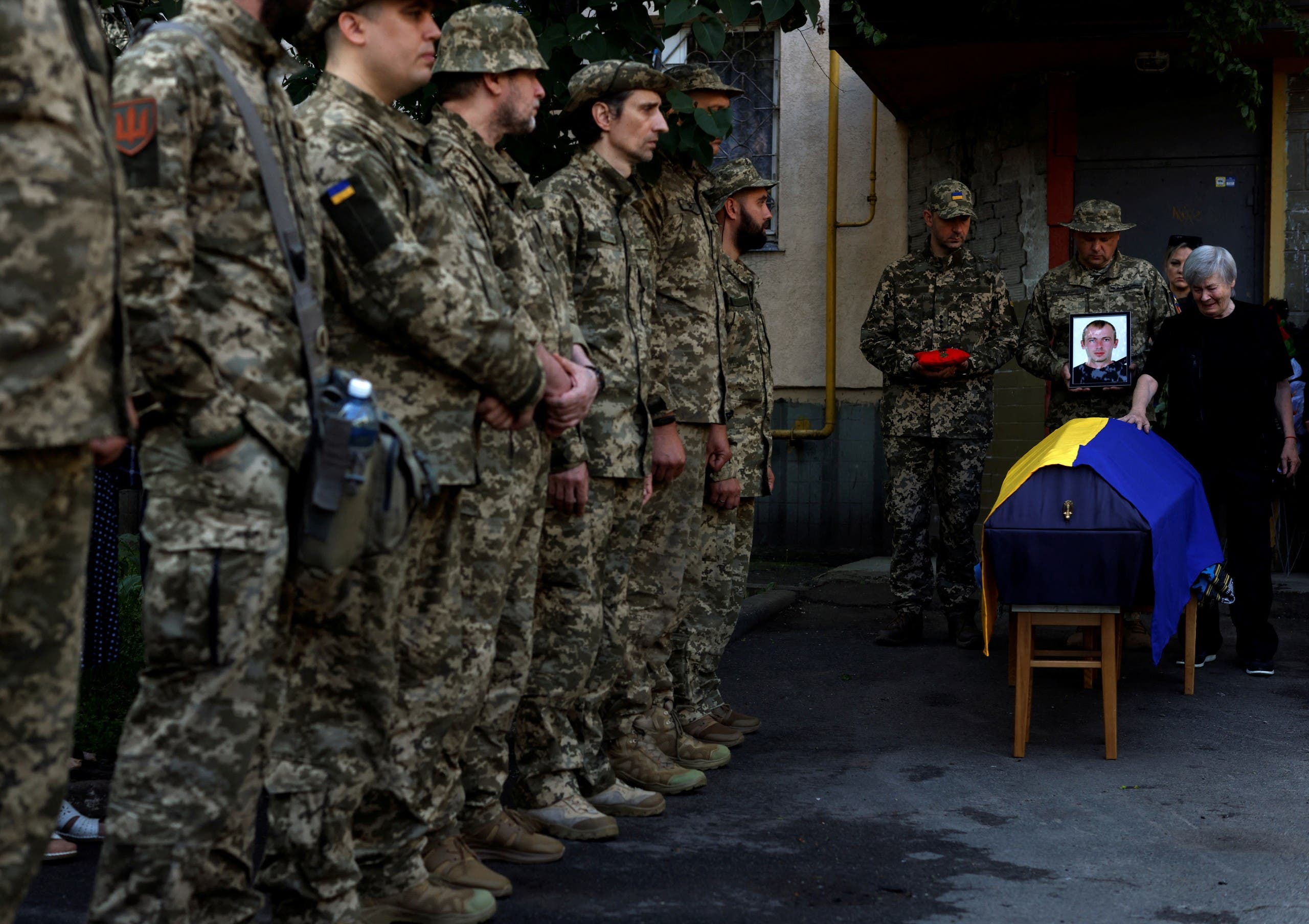 دفن جندي أوكراني قتل خلال المعارك في أوكرانيا