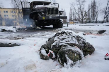 The body of a serviceman is coated in snow next to a destroyed Russian military multiple rocket launcher vehicle on the outskirts of Kharkiv, Ukraine, on Feb. 25, 2022. (File photo: AP)