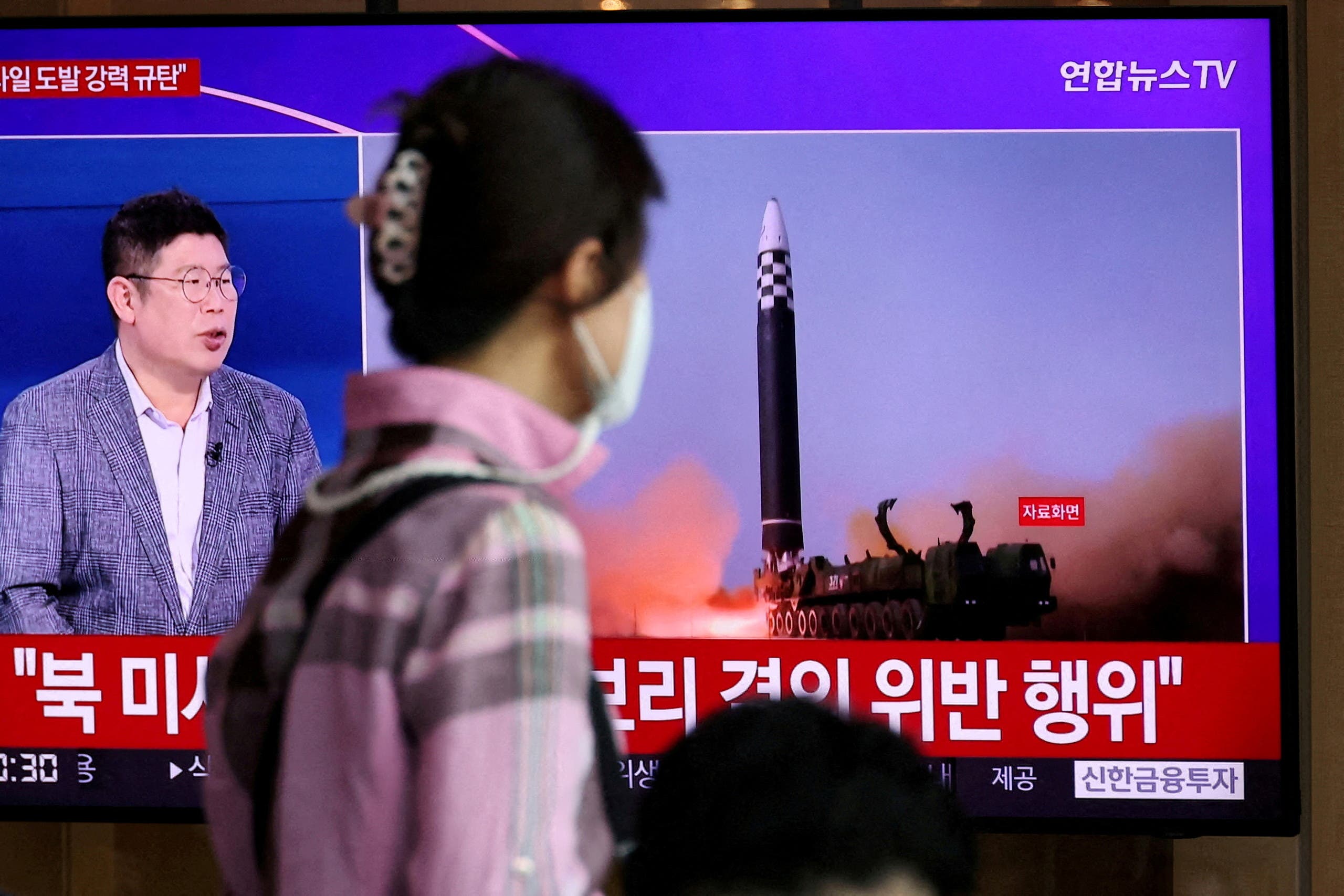 شاشة تلفزيون في سيول تبث تجربة صاروخية أجرتها كوريا الشمالية في مايو الماضي
