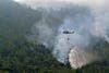 محاولات إخماد النيران في حريق الغابات في شمال لبنان