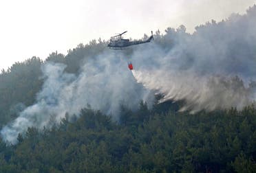 محاولات إخماد النيران في حريق الغابات في شمال لبنان
