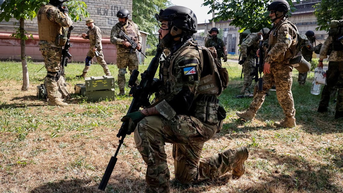 عناصر من وحدة المتطوعين الأجانب التي تقاتل في الجيش الأوكراني تتخذ مواقع ، مع استمرار الهجوم الروسي على أوكرانيا ، في سيفيرودونتسك ، منطقة لوهانسك ، أوكرانيا ، 2 يونيو 2022 (ملف الصورة: رويترز)