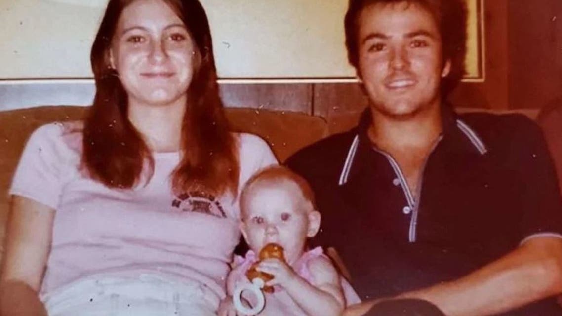 الوالدان تينا وهارولد كلوز مع الطفلة هولي الذي عثر عليه على قيد الحياة وبصحة جيدة