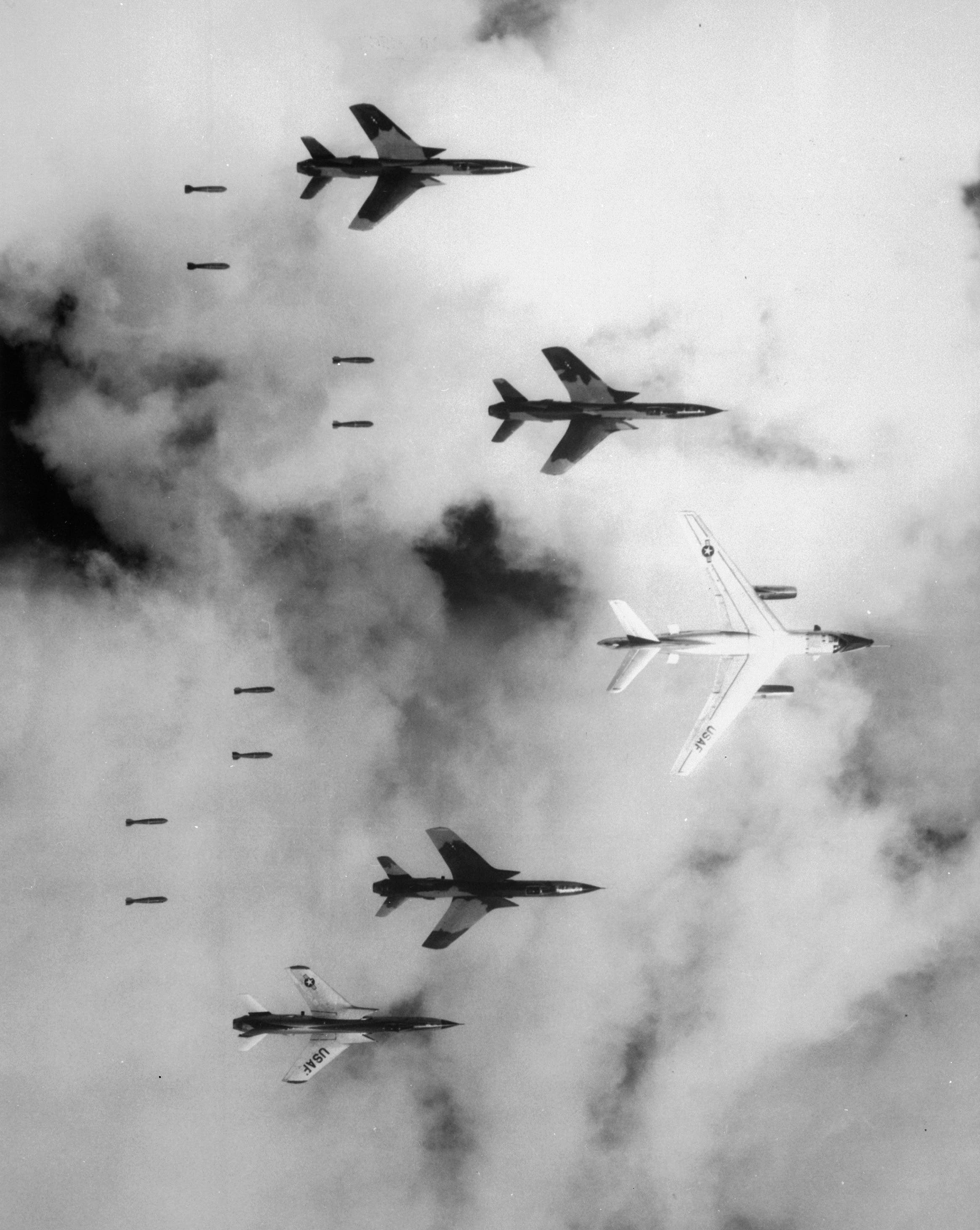جانب من الطائرات الحربية الأميركية التي شاركت بالعمليات العسكرية بفيتنام