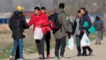 Migrants walk between Pazarkule border crossing and Karaagac district, near the Turkish-Greek border, in Edirne, Turkey, March 12, 2020. (File photo: Reuters)