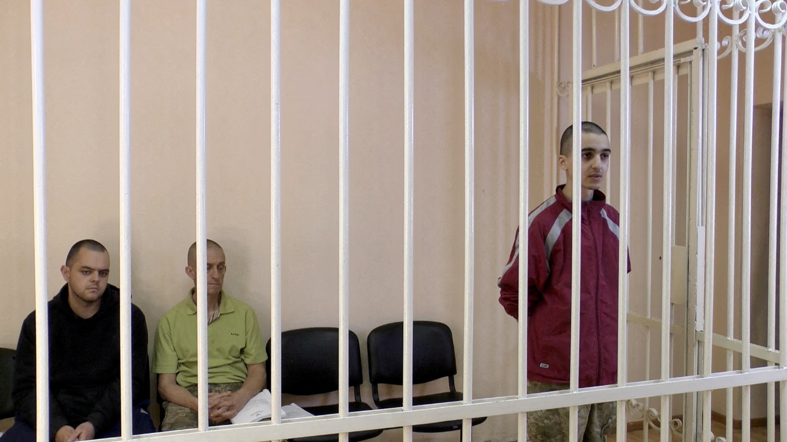 البريطانيان إيدن أسلين وشون بينر والمغربي إبراهيم سعدون في المحكمة