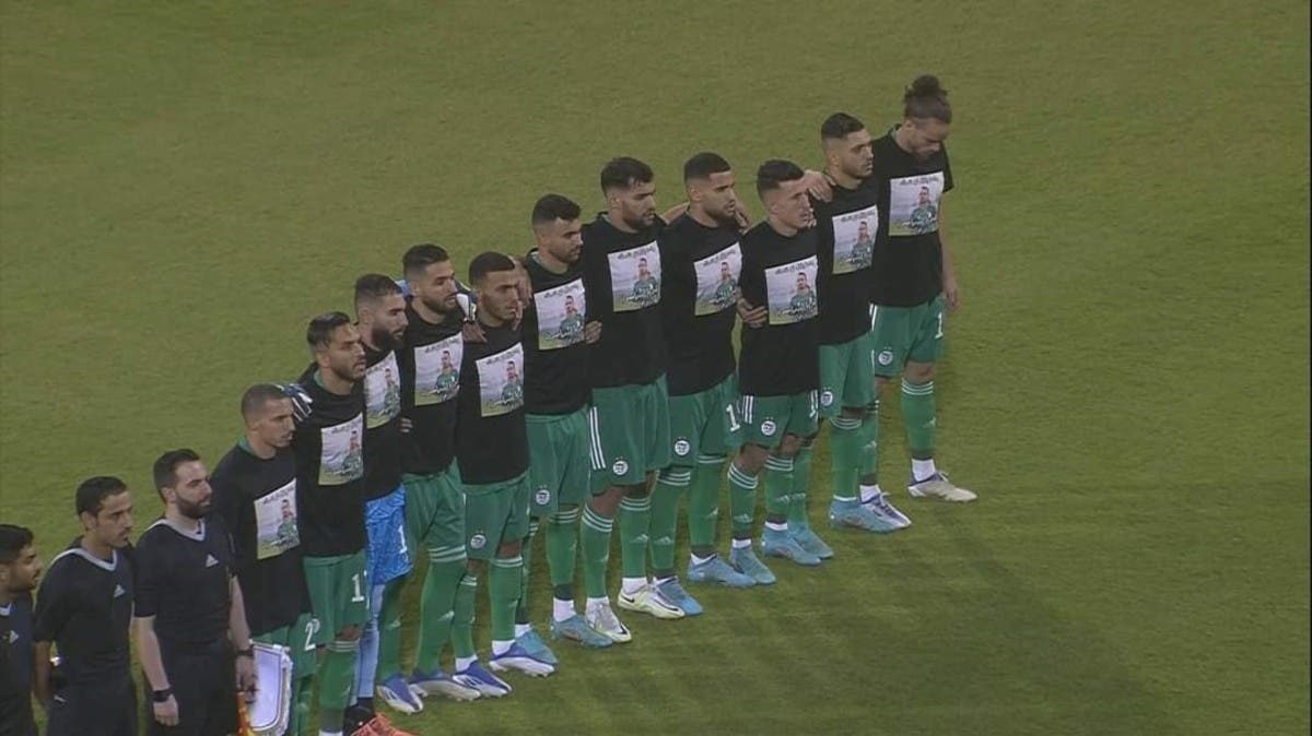لاعبو منتخب الجزائر يكرمون الراحل بن حمودة