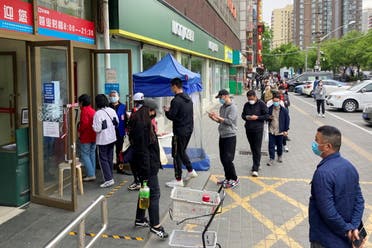 سكان حي تشاويانغ ينتظرون لشراء حاجياتهم وسط تدابير صحية مشددة في مايو الماضي