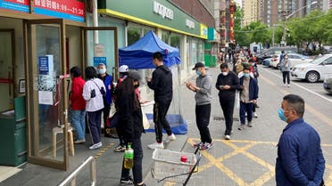 People line up to enter a supermarket amid the coronavirus disease (COVID-19) outbreak in Chaoyang district of Beijing, China May 12, 2022. REUTERS/Martin Pollard