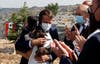 ماكرون يحتضن الطفلة تمارا طياح في لبنان في سبتمبر 2020