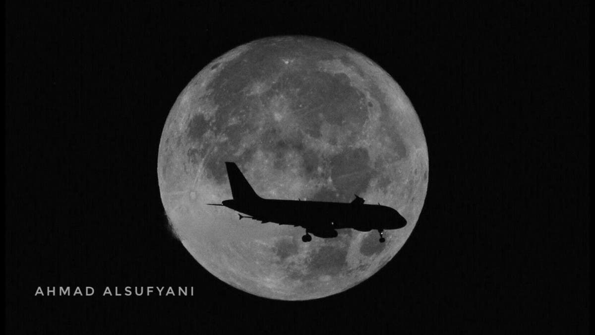 طائرة وقمر.. مشهد جذاب وثقه مصور سعودي