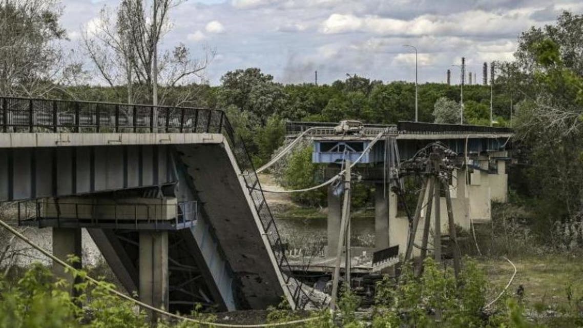 صورة تظهر الجسر الرابط بين سيفيرودونيتسك وغرب أوكرانيا بعد تدميره من القوات الروسية (أ.ف.ب)