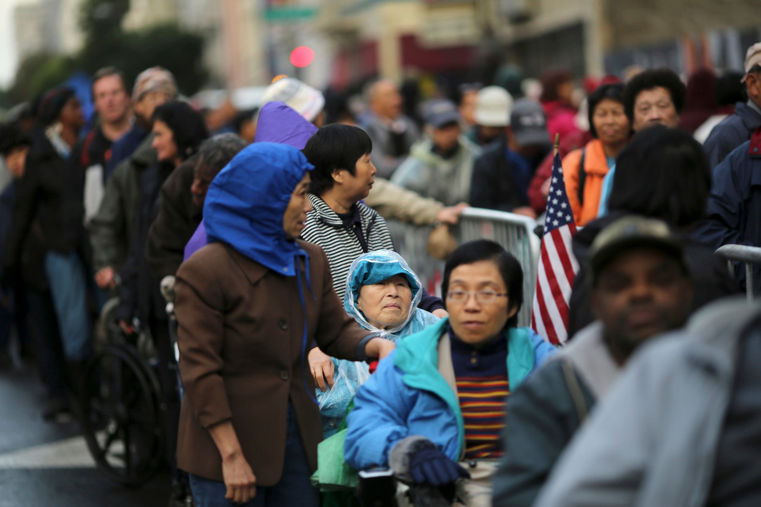 سكان من سان فرانسيسكو ينتظرون لتلقي مساعدات غذائية من مؤسسة 