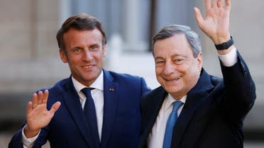French President Emmanuel Macron and Italian Prime Minister Mario Draghi wave, ahead of a working dinner at the Elysee Palace in Paris, France, June 8, 2022. REUTERS/Rali Benallou NO RESALES. NO ARCHIVES