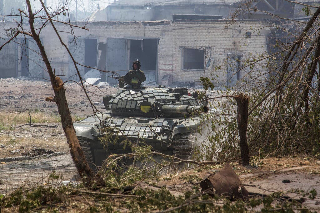 دبابة أوكرانية في محيط مدينة سيفيرودونيتسك شرق أوكرانيا (أسوشييتد برس)