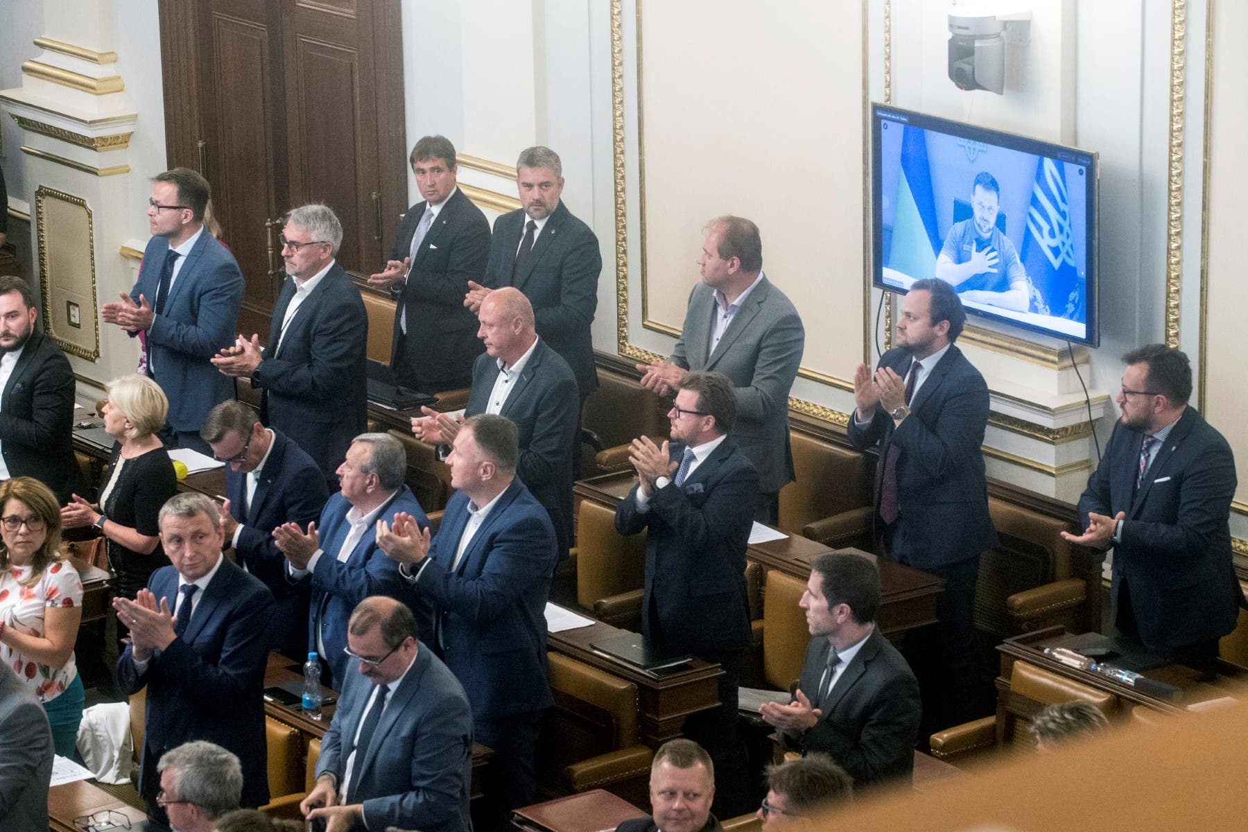 الرئيس الأوكراني فولوديمير زيلينسكي أمام البرلمان التشيكي (أ ف ب)