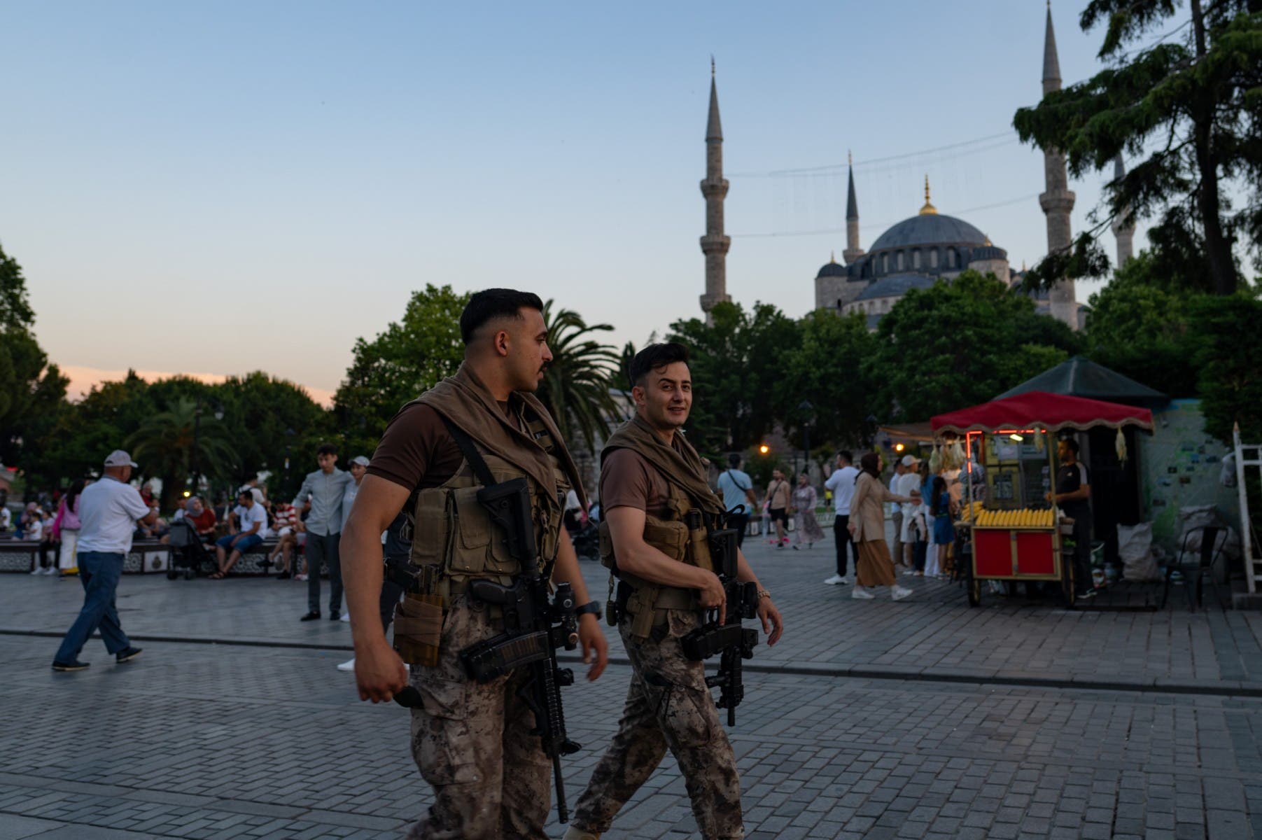 ضابطان تركيان من شرطة مكافحة الشغب يمشيان أمام المسجد الأزرق في اسطنبول (أ ف ب)