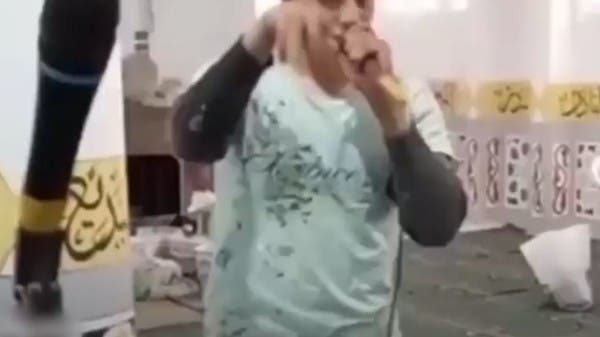 غنى بميكروفون الجامع ورقص بداخله.. شاب يغضب المصريين - العربية