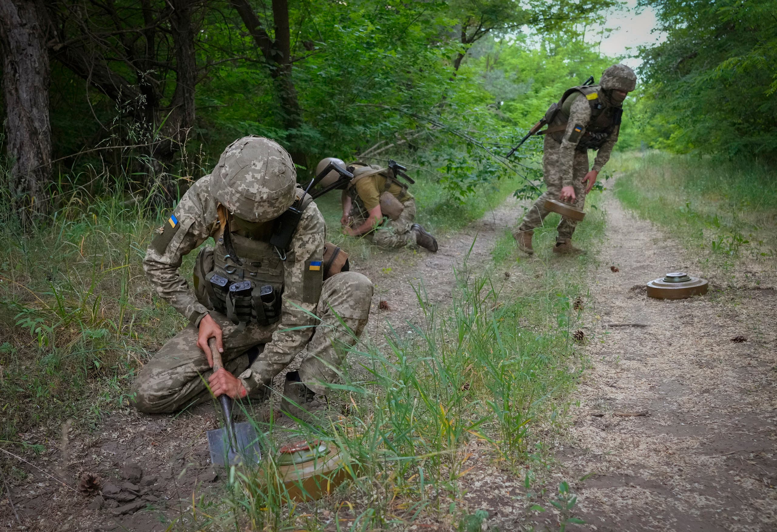 Ukrainian forces lay mines (Tuesday - The Associated Press)