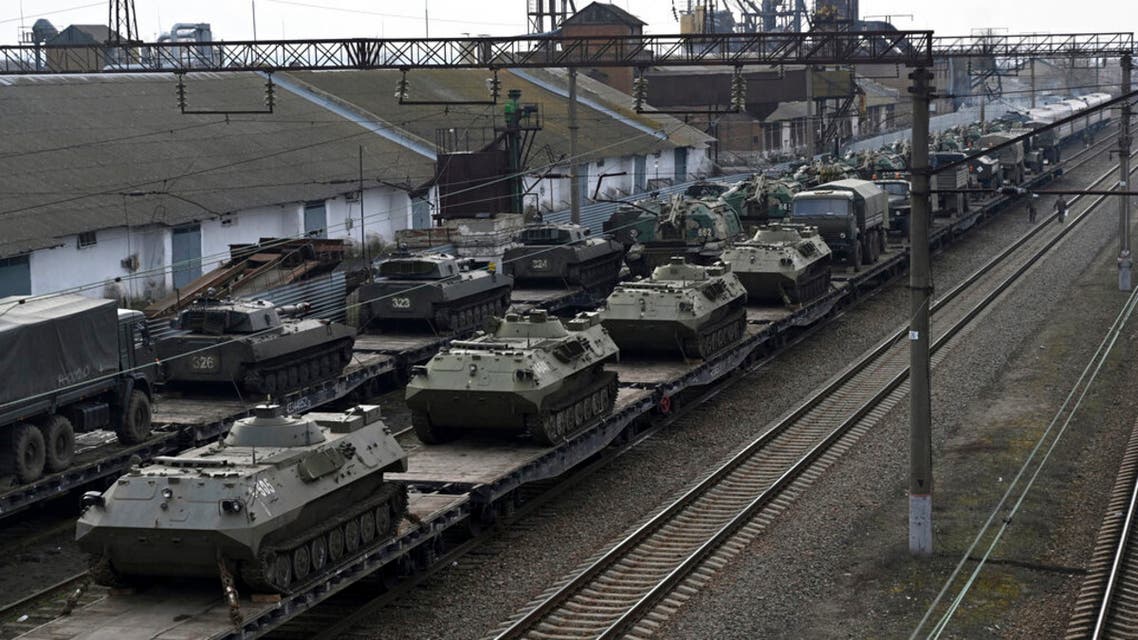 عربات مدرعة روسية محملة على عربات قطار في محطة سكة حديد يوم 23 فبراير في منطقة روستوف أون دون في روسيا ، على مقربة من الحدود الأوكرانية. (أ ب)