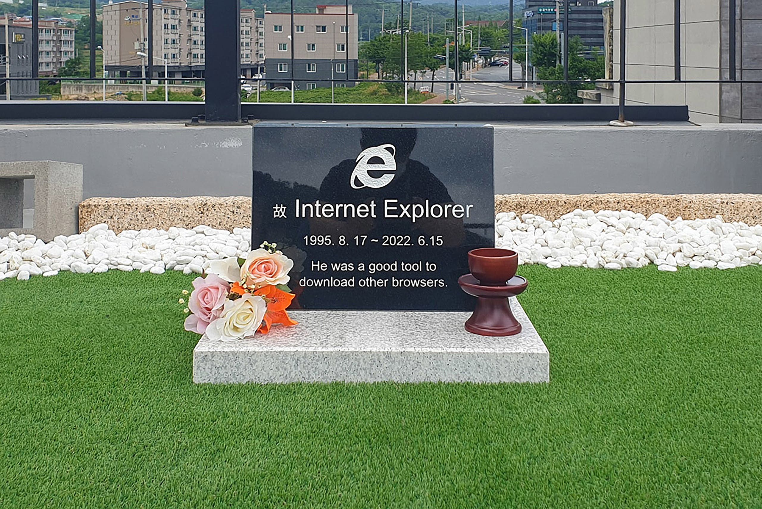 "graveyard" Internet Explorer on the rooftop of a cafe in South Korea