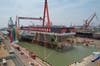 من مراسم إنزال حاملة الطائرات في حوض بناء السفن في شنغهاي