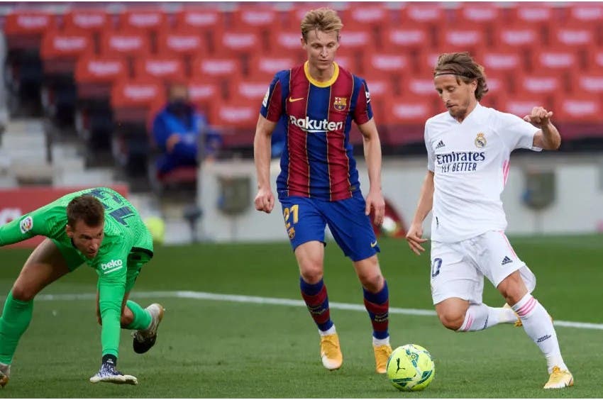 The photo, published by Modric, shows De Jong and the Barcelona goalkeeper