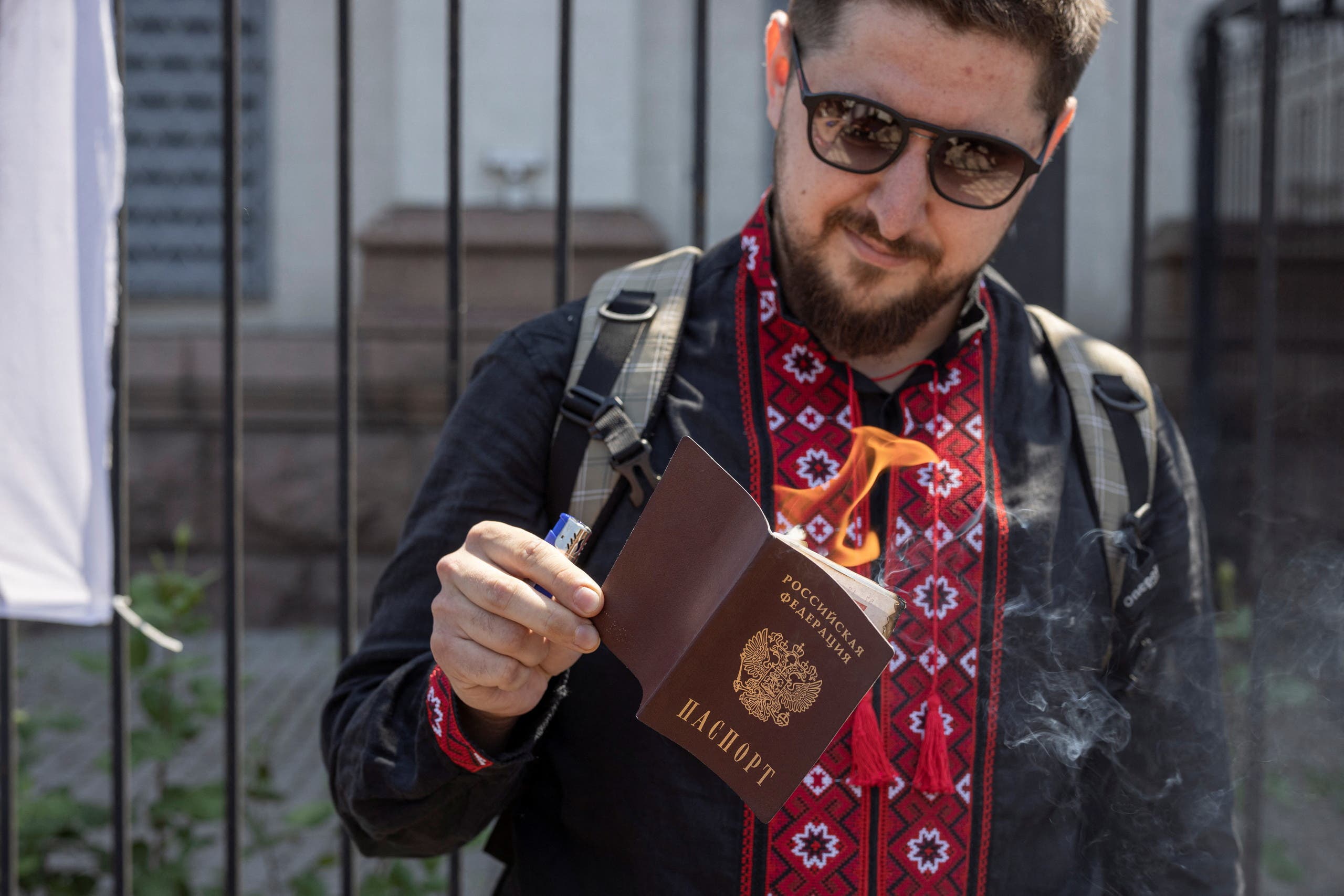 معارض روسي مقيم في أوكرانيا يحرق جواز سفره الروسي أمام السفارة الروسية في كييف في يونيو الجالي