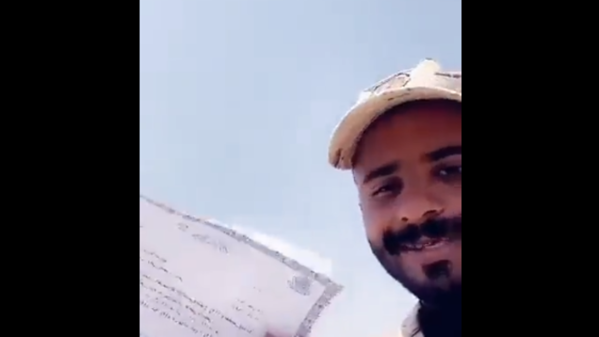 مشهد مؤثر.. سعودي يوثق فرحته بتخرجه أمام قبر والده