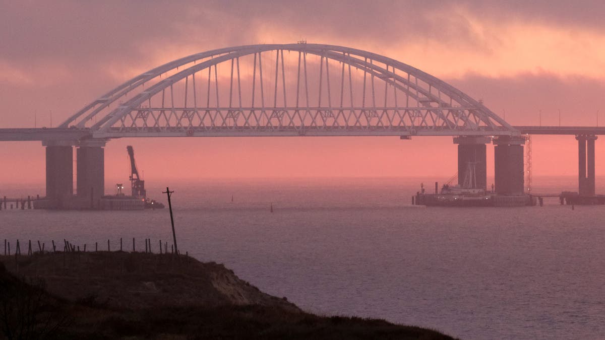 كييف تهدد بقصف جسر القرم الاستراتيجي.. وروسيا: المخطط سيفشل