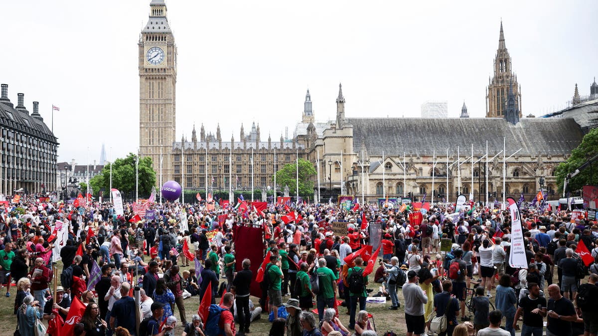 “أوقفوا الحرب”.. حشود ضخمة بشوارع لندن تندد بارتفاع الأسعار