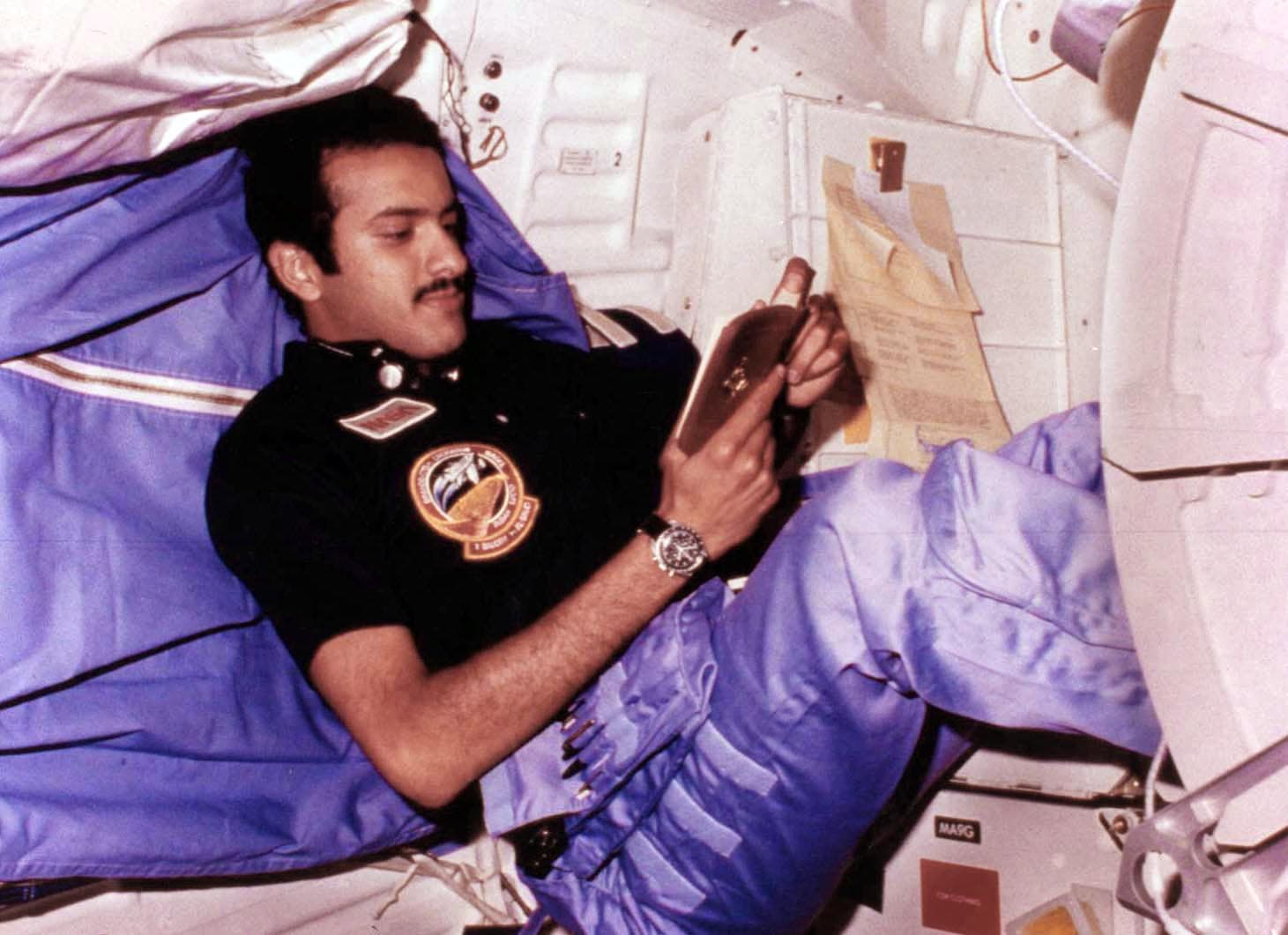Prins Sultan leest de Koran in de ruimte aan boord van de Discovery-shuttle.  (inbegrepen)