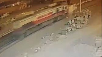 شاهد لحظة خروج قطار عن السيطرة واصطدامه بحافلة في تركيا