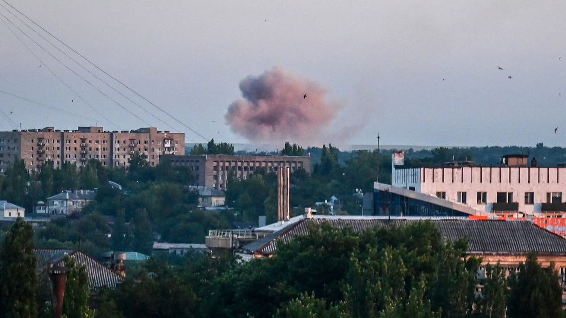 دخان يتصاعد إثر القصف في مدينة دونيتسك (أ ف ب)