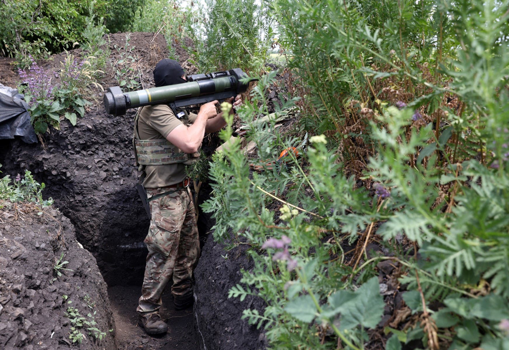 جندي أوكراني يحمل درعًا (أ ف ب)