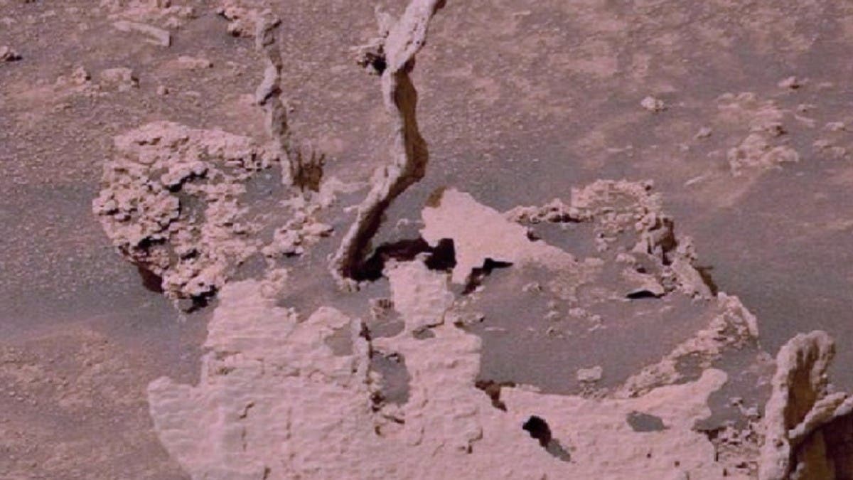 عجيبة صخرية تظهر على سطح المريخ واتهام “ناسا” بإخفاء حقيقتها 