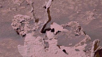 عجيبة صخرية تظهر على سطح المريخ واتهام 