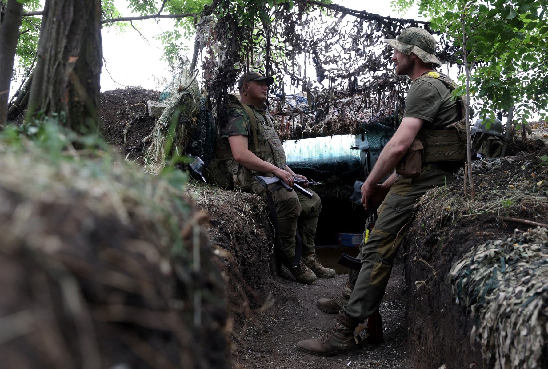 جنود أوكرانيون على خط المواجهة (أ ف ب)